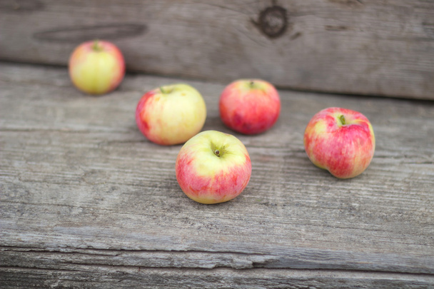 Pequeño grupo de manzanas naturales frescas en textura de madera
 - Foto, Imagen
