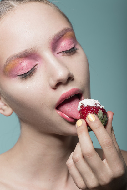 pretty girl with strawberry. - Foto, afbeelding