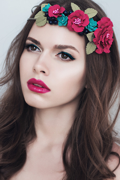 woman with bright make up and floral wreath - Foto, Imagem