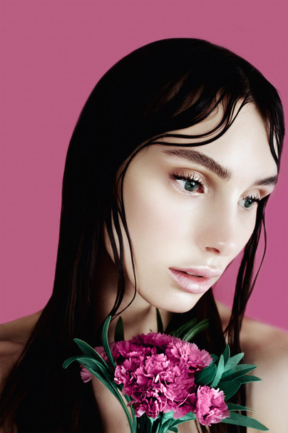 brunette girl with pink flowers - Foto, afbeelding