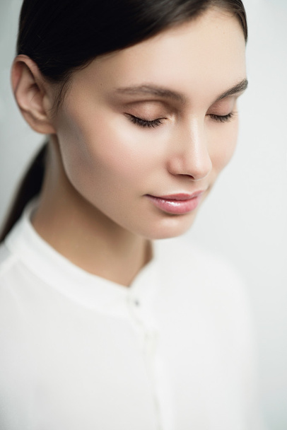 beautiful brunette woman with closed eyes - Foto, afbeelding