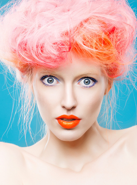 model with bright  makeup and  pink hair - 写真・画像