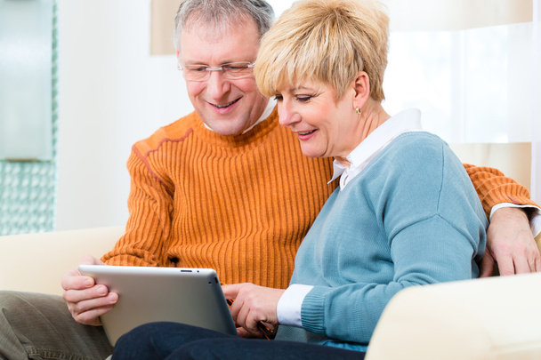 Senioren zu Hause mit Tablet-Computer - Foto, Bild