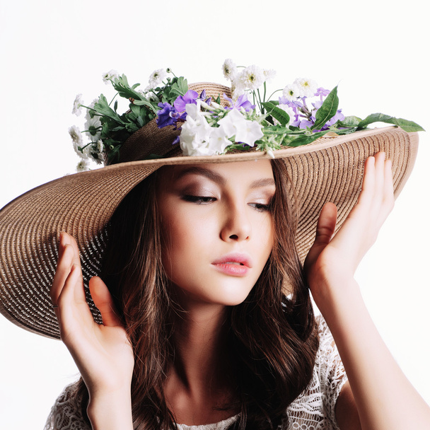 young girl  with hat and flowers - Foto, Imagem