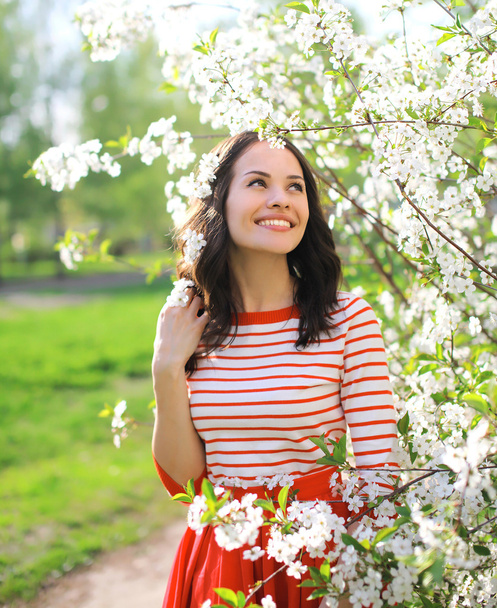 Portrait of beautiful smiling young woman enjoying flowering spr - Φωτογραφία, εικόνα
