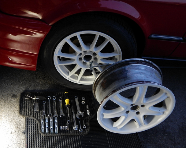 Conjunto de ferramentas para a montagem das rodas do carro
 - Foto, Imagem