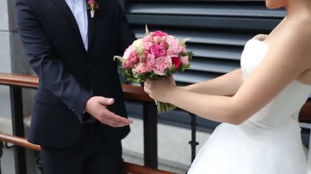 Esküvői pár kéz a kézben - Felvétel, videó