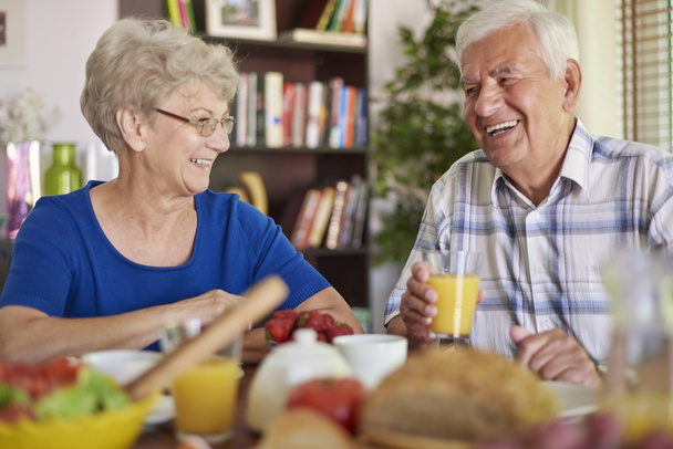 Isovanhemmat syövät aamiaista yhdessä
 - Valokuva, kuva