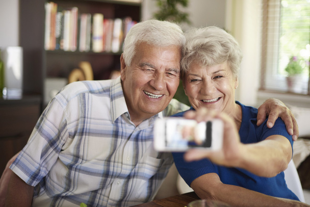 Les grands-parents prennent un selfie avec leur smartphone
 - Photo, image