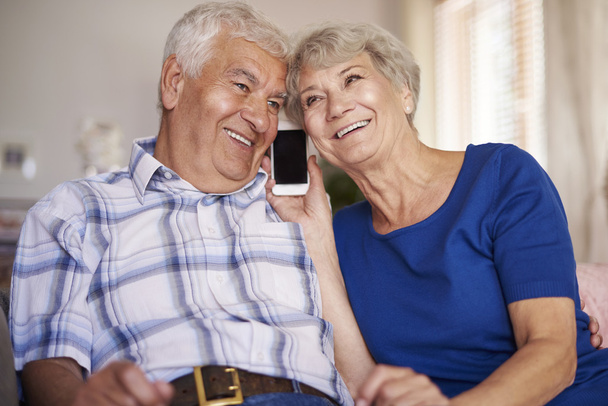Para starszych rozmowy na telefon komórkowy - Zdjęcie, obraz