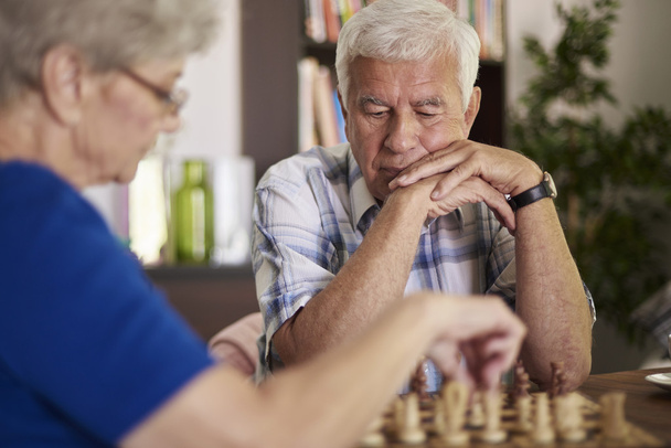 Senior couple playing chess - 写真・画像