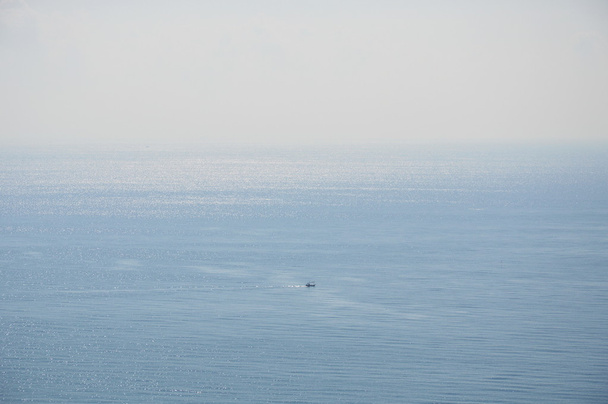 Fischerboot schwimmt auf dem riesigen Meer - Foto, Bild