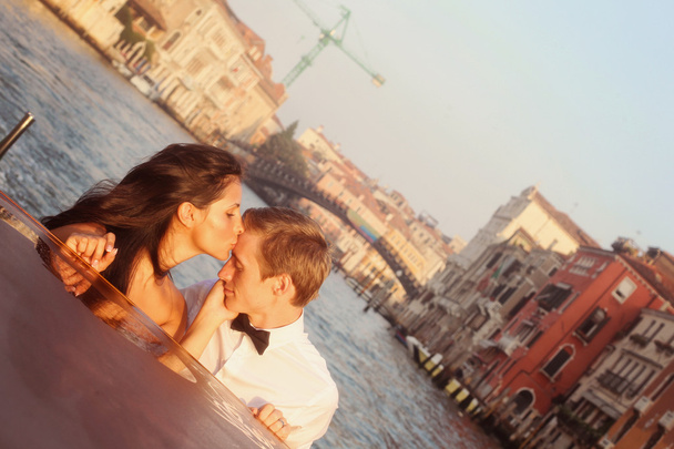 Bride and groom embracing in Venice, Italy - Фото, изображение