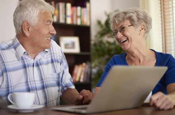 Ältere Ehen nutzen gemeinsam ihren Laptop - Foto, Bild