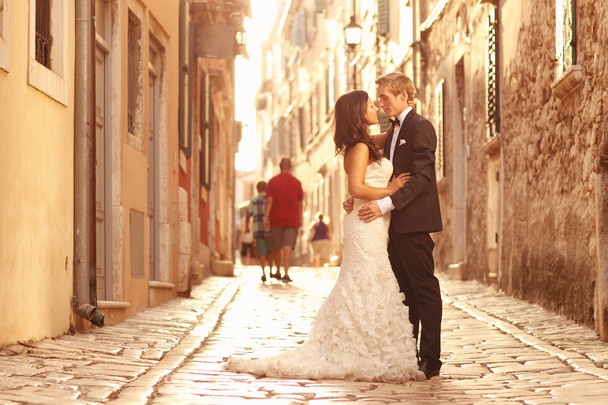 Bride and groom embracing in Venice, Italy - Foto, Bild