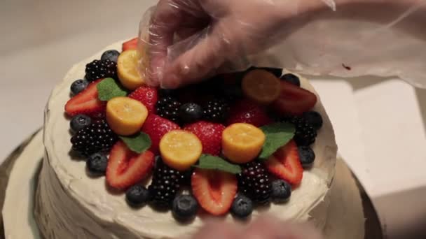 Berry φράουλα τούρτα διακόσμηση - Πλάνα, βίντεο