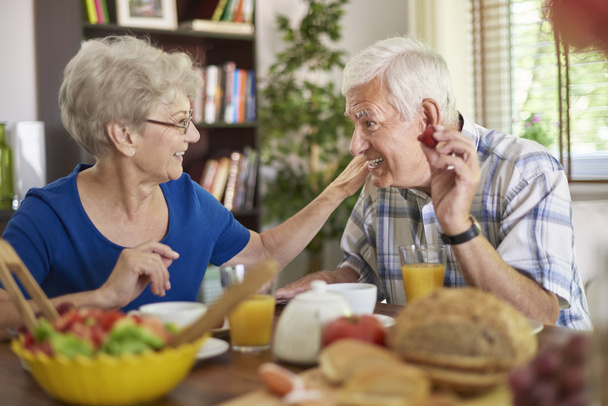 пожилая пара за здоровым завтраком
 - Фото, изображение
