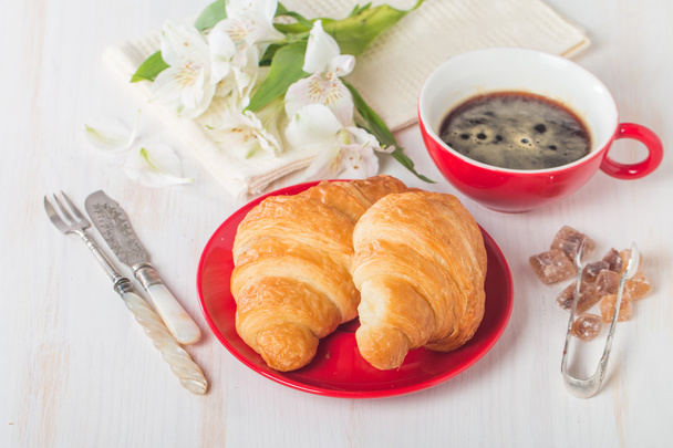 frische Croissants mit heißem Kaffee - Foto, Bild
