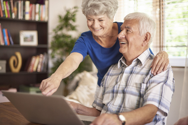 Oudere echtpaar met laptop - Foto, afbeelding