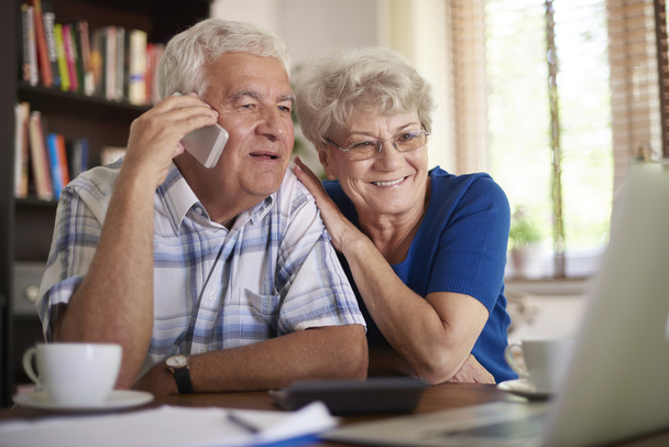 Senioren-Paar macht Geschäft per Telefon - Foto, Bild