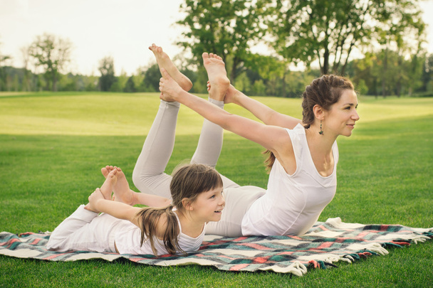 Matka s dítětem dělat cvičení jógy - Fotografie, Obrázek