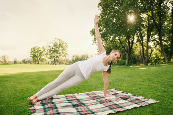 Femme faisant des exercices de yoga en plein air
 - Photo, image