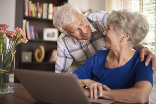 Старшая пара проводит время перед компьютером
 - Фото, изображение