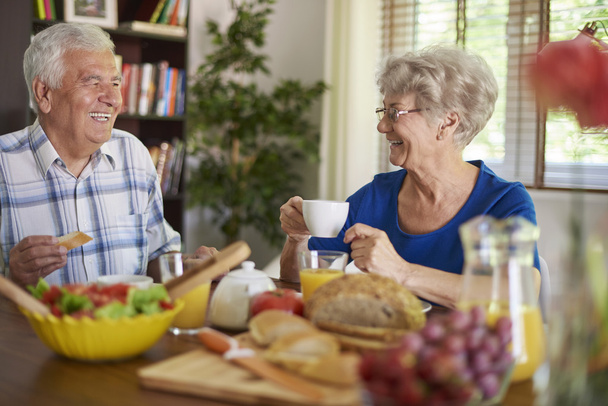 Seniorenpaar frühstückt gemeinsam - Foto, Bild