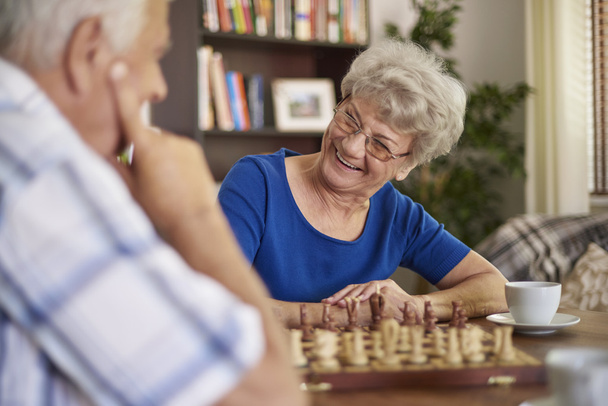 anziani coppia giocare a scacchi - Foto, immagini