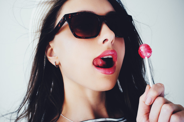 girl in a hat with candy - Foto, Imagem