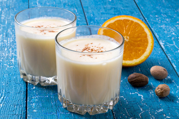 Молочный коктейль с апельсином, мороженым и мускатным орехом
  - Фото, изображение