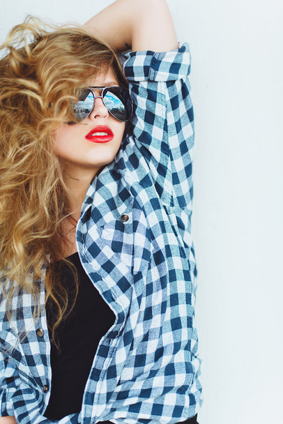 Blonde girl  in a plaid shirt - Foto, afbeelding