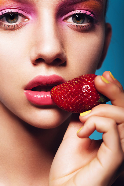 pretty girl with strawberry. - Foto, afbeelding