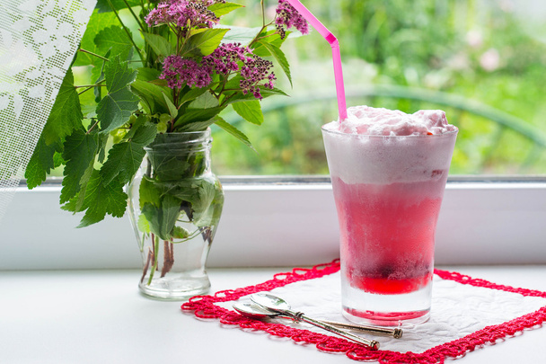 Un cocktail de fruits fraîchement préparé avec crème glacée sur la fenêtre
  - Photo, image