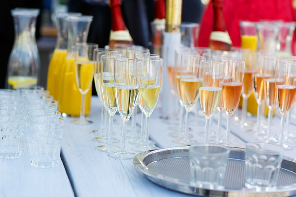 Lunettes avec champagne et vin sur mariage d'été
 - Photo, image