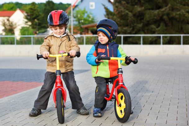 Zwei kleine Geschwister haben in den Ferien Spaß auf dem Fahrrad in der Stadt - Foto, Bild