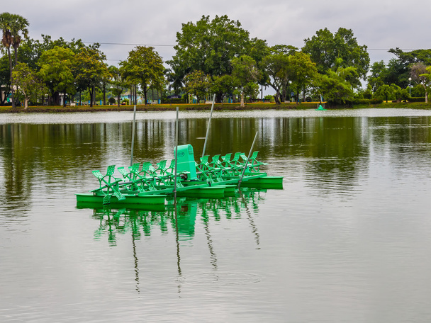 Aeratore ruota turbina riempire ossigeno in acqua nel lago
 - Foto, immagini