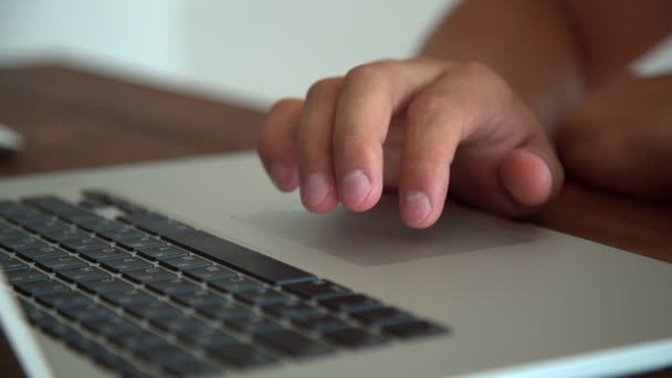 Ember dolgozik a laptop touchpad - Felvétel, videó