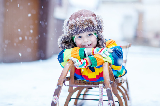 Lindo niño divertido en ropa de invierno colorido divertirse con
 - Foto, Imagen
