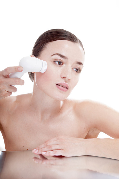Vrouw met borstel voor diep reinigende gezichtsbehandeling - Foto, afbeelding