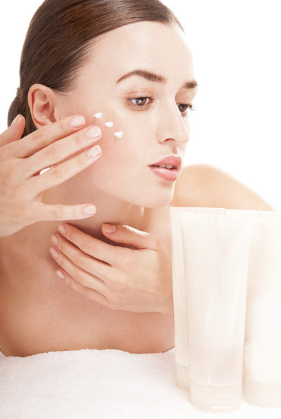 femme appliquant un traitement cosmétique à la crème sur son visage
 - Photo, image