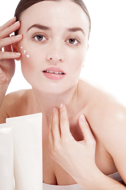 Şehvetli kadın kozmetik krem tedavisi yüzünde uygulama - Fotoğraf, Görsel