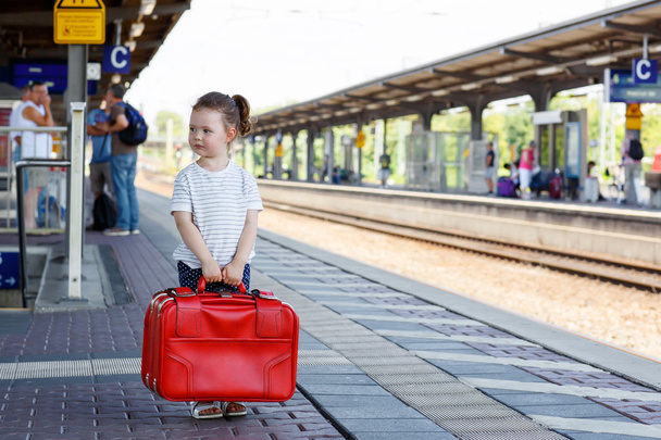 Carina bambina su una stazione ferroviaria
. - Foto, immagini