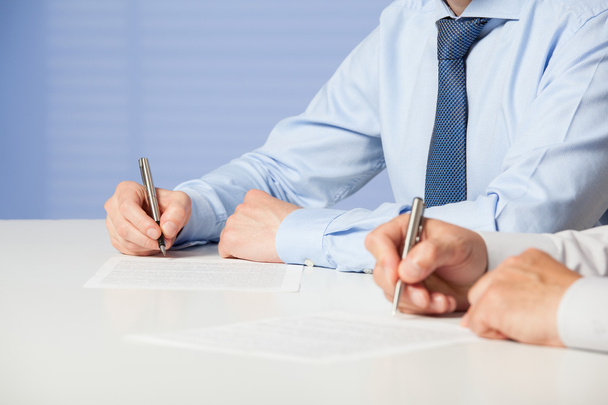 Businessmen signing a contract - Фото, зображення