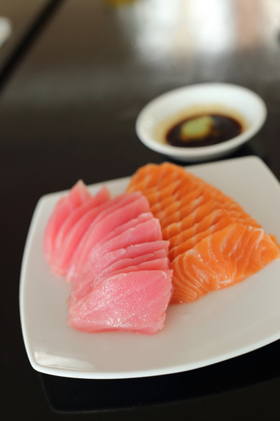 zalm en maguro sashimi op witte schotel. - Foto, afbeelding
