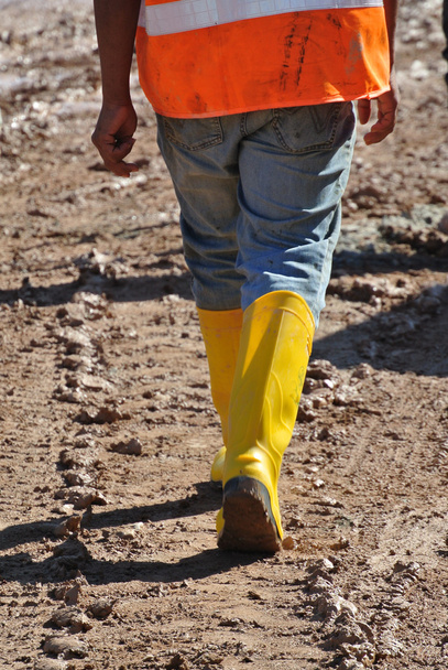 Un trabajador de la construcción caminando en el sitio de construcción
 - Foto, Imagen