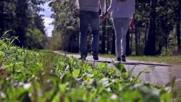 Jovem casal caminha na calçada na floresta
 - Filmagem, Vídeo