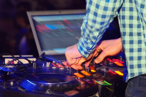 DJ console - Фото, изображение
