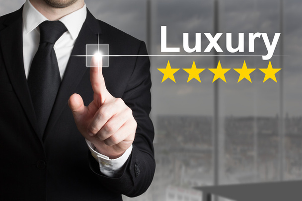 zakenman duwen platte knop luxe gouden sterren rating - Foto, afbeelding