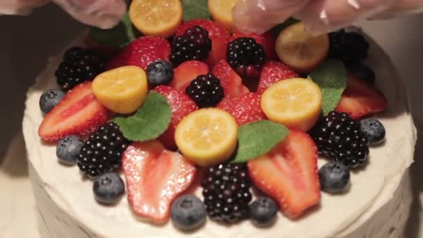 Decoración de pastel de fresa de bayas
 - Imágenes, Vídeo